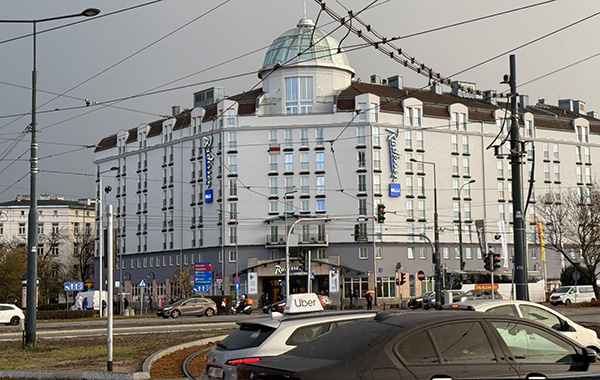  062826.stphrvbwarsawhotelblu1.jpg